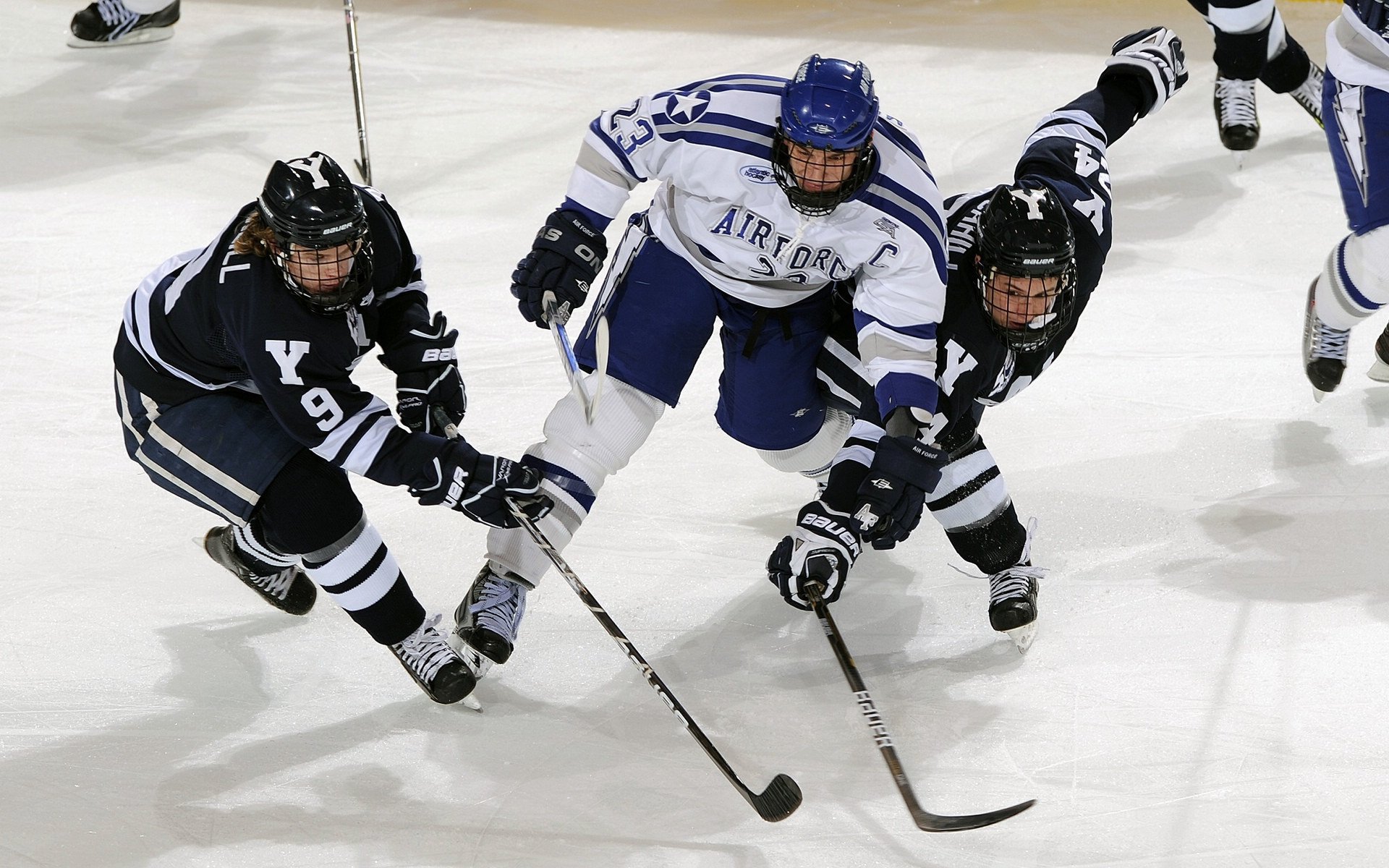 巴萨灵活站位打穿对方防守中轴，巴萨的打法